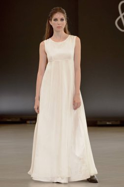 SEMILETOVA podyumunda bir model yürüyor. Sonbahar-Kış 2020-21. Global Yetenekler Dijital. 04 Eylül 2020, Moskova, Rusya.