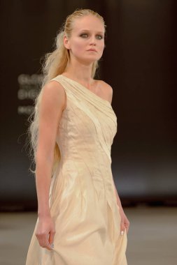 SEMILETOVA podyumunda bir model yürüyor. Sonbahar-Kış 2020-21. Global Yetenekler Dijital. 04 Eylül 2020, Moskova, Rusya.