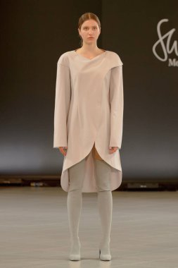 SEMILETOVA podyumunda bir model yürüyor. Sonbahar-Kış 2020-21. Global Yetenekler Dijital. 04 Eylül 2020, Moskova, Rusya.