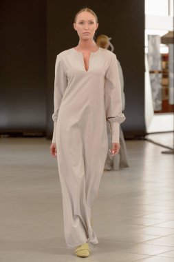 SEMILETOVA podyumunda bir model yürüyor. Sonbahar-Kış 2020-21. Global Yetenekler Dijital. 04 Eylül 2020, Moskova, Rusya.