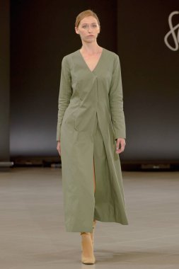 SEMILETOVA podyumunda bir model yürüyor. Sonbahar-Kış 2020-21. Global Yetenekler Dijital. 04 Eylül 2020, Moskova, Rusya.