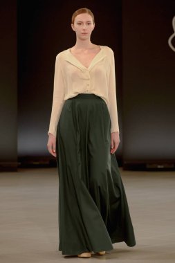 SEMILETOVA podyumunda bir model yürüyor. Sonbahar-Kış 2020-21. Global Yetenekler Dijital. 04 Eylül 2020, Moskova, Rusya.