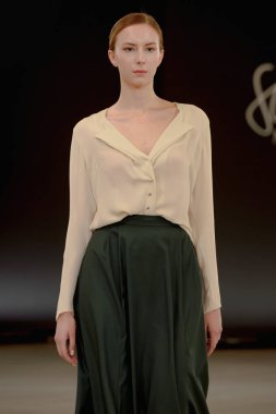 SEMILETOVA podyumunda bir model yürüyor. Sonbahar-Kış 2020-21. Global Yetenekler Dijital. 04 Eylül 2020, Moskova, Rusya.