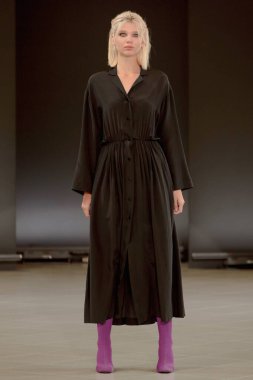 SEMILETOVA podyumunda bir model yürüyor. Sonbahar-Kış 2020-21. Global Yetenekler Dijital. 04 Eylül 2020, Moskova, Rusya.