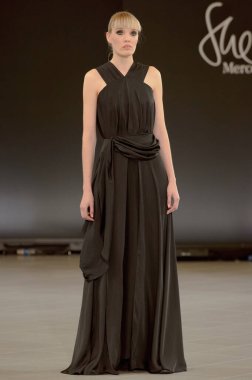 SEMILETOVA podyumunda bir model yürüyor. Sonbahar-Kış 2020-21. Global Yetenekler Dijital. 04 Eylül 2020, Moskova, Rusya.