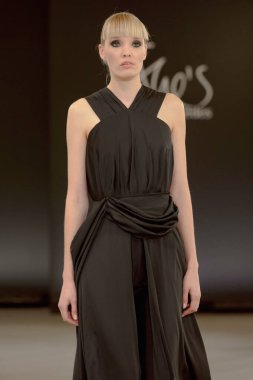 SEMILETOVA podyumunda bir model yürüyor. Sonbahar-Kış 2020-21. Global Yetenekler Dijital. 04 Eylül 2020, Moskova, Rusya.