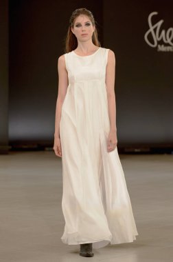 SEMILETOVA podyumunda bir model yürüyor. Sonbahar-Kış 2020-21. Global Yetenekler Dijital. 04 Eylül 2020, Moskova, Rusya.