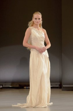 SEMILETOVA podyumunda bir model yürüyor. Sonbahar-Kış 2020-21. Global Yetenekler Dijital. 04 Eylül 2020, Moskova, Rusya.