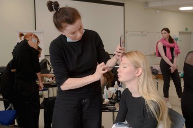 Sahne arkası: Modeller SEMILETOVA defilesine başlamadan önce makyaj ve saç stili yaparlar. Sonbahar-Kış 2020-21. Global Yetenekler Dijital. 04 Eylül 2020, Moskova, Rusya.