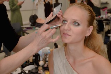Sahne arkası: Modeller SEMILETOVA defilesine başlamadan önce makyaj ve saç stili yaparlar. Sonbahar-Kış 2020-21. Global Yetenekler Dijital. 04 Eylül 2020, Moskova, Rusya.