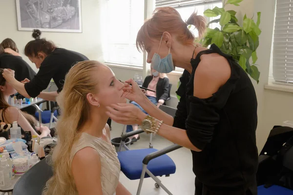 Sahne arkası: Modeller SEMILETOVA defilesine başlamadan önce makyaj ve saç stili yaparlar. Sonbahar-Kış 2020-21. Global Yetenekler Dijital. 04 Eylül 2020, Moskova, Rusya.