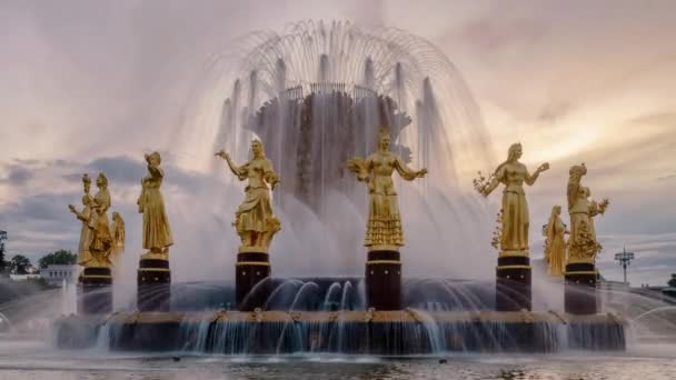 Fuente Amistad de los pueblos al atardecer. Uno de los principales símbolos de la era soviética. Moscú. Rusia. — Vídeos de Stock