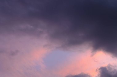 Bulutlu gün batımının mavi saatinin soyut arkaplanı. Yüksek kalite fotoğraf