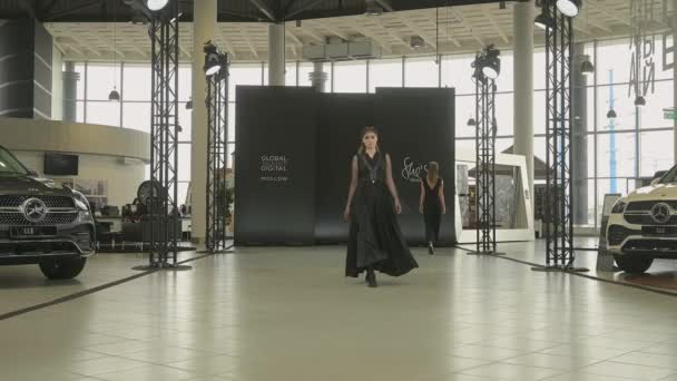 Model kráčí po ranveji na lávce SEMILETOVA. — Stock video