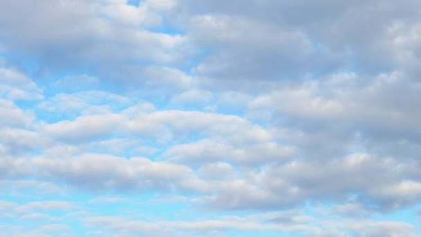 Fondo abstracto de nubes blancas y esponjosas en un cielo azul brillante. Cronograma — Vídeos de Stock