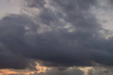 Bulutlu gün batımının soyut arkaplanı altın saat. Yüksek kalite fotoğraf