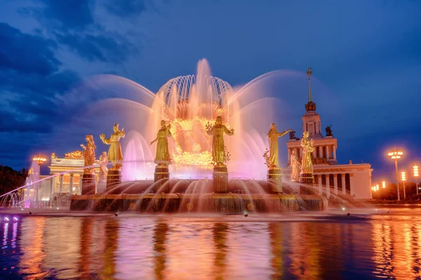 各国人民的友谊发源于黄昏 苏联时代的主要象征之一 喷泉中的16座女神像代表了16个苏联共和国 莫斯科 俄罗斯 图库图片