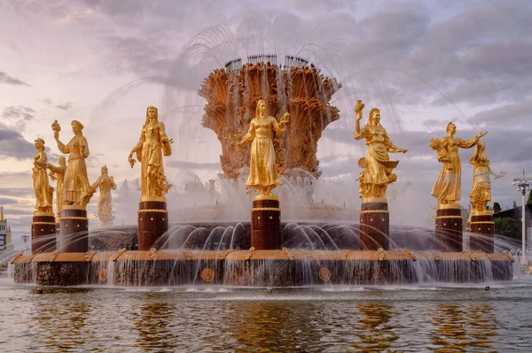 Brunnen Völkerfreundschaft Bei Sonnenuntergang Eines Der Wichtigsten Symbole Der Sowjetära Stockbild