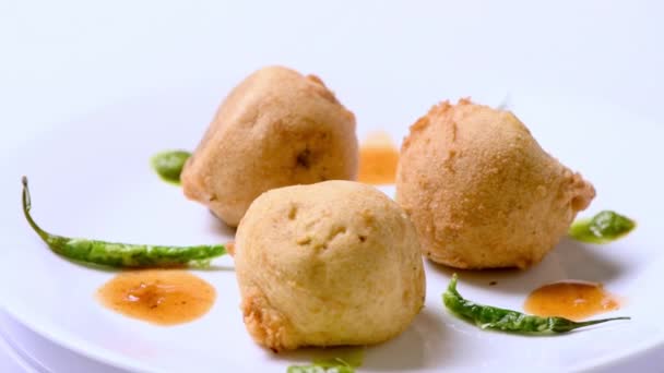 Ojo Plano Atractivo Tiro Aloo Vada Patata Vadas Plato Cocina — Vídeo de stock