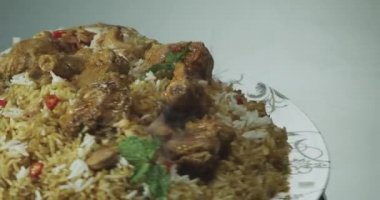 124ncü tabakta tavuk biryani; lezzetli ve dinamik görünen yemek tabağı (124ncü); pirinç hazırlama