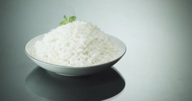 Kişniş yapraklı pilav kasesi. Seramik kase pirinç yansıtıcı bir masa üzerinde 124, stilize gıda çekimi.