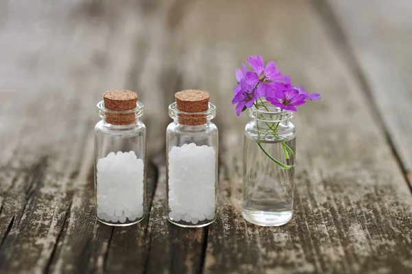 Homeopathische Korrels Kleine Glazen Kolven Kleine Roze Bloemen — Stockfoto