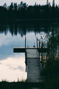 Finlandiya'da, bir yaz akşamı (film tarzı fotoğraflandı romantik küçük iskele).