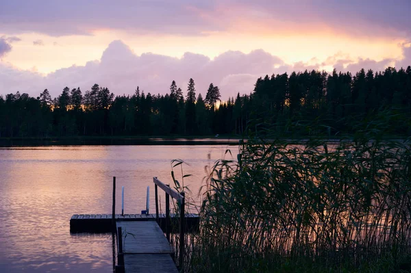 Zomer Zonsondergang Oever Van Een Finse Meer Met Een Kleine — Stockfoto