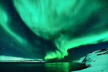 Güzel Kuzey Işıkları Şubat 'ta İzlanda' da yeşil fotoğraflandı