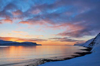 İzlanda 'da deniz manzarası çok güzeldir. Güzel ışıklarla kış gündoğumu.
