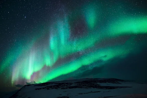 二月在冰岛拍摄的美丽的北极光绿色照片 — 图库照片
