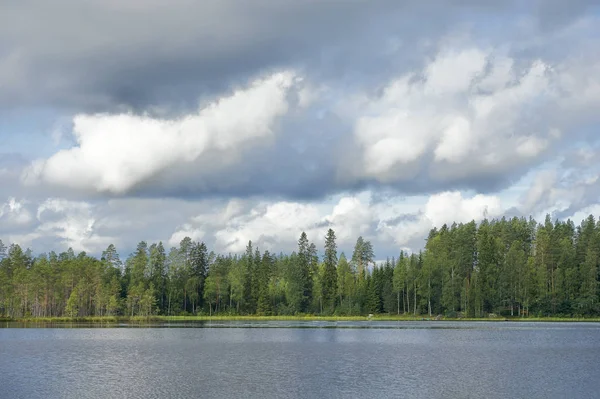 Paisaje Finlandés Con Lago Bosque Hermoso Cielo Lleno Nubes —  Fotos de Stock