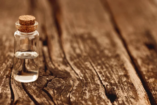 Kleine Flasche natürlicher Essenzen. — Stockfoto