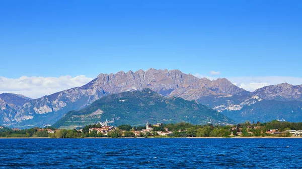 Pusiano Lake och Mount Resegone. — Stockfoto