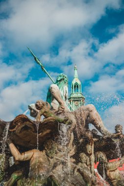St. Marienkirche Berlin yakınlarında Neptunbrunnen