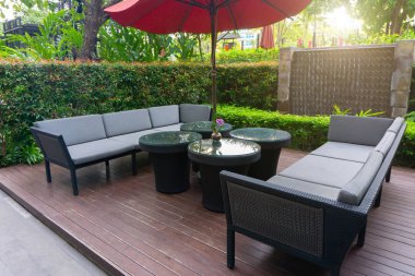 Otel tatil beldesine yaz aylarında açık bir restoranda boş tablolar.