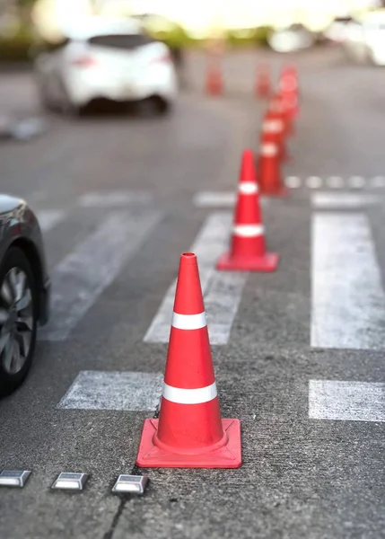 Orange Trafik Koner Som Inrättats För Att Direkt — Stockfoto