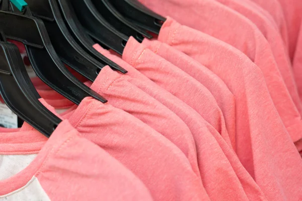 Fila Camisetas Rosas Una Tienda —  Fotos de Stock