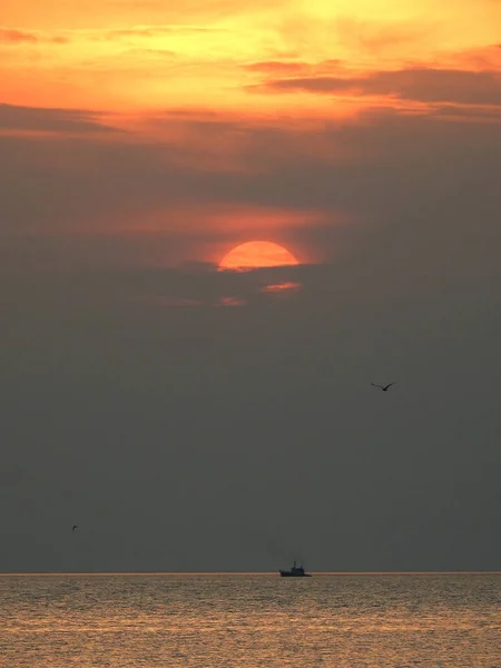 Sonnenuntergang Und Einsames Boot Thailändischen Meer — Stockfoto