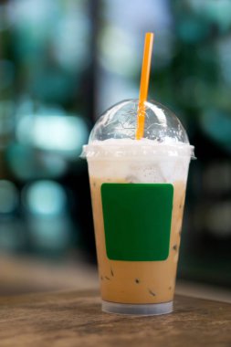 Kapuçino buzlu kahve paket servisi olan restoran mockup şablonu için plastik kap içinde.