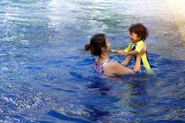 Asiatique Enfant Garçon Apprendre Nager Dans Une Piscine Avec Maman — Photo