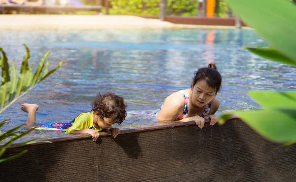 Asiatique Enfant Garçon Apprendre Nager Dans Une Piscine Avec Maman — Photo