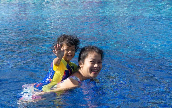 Asiatische Kind Junge Lernen Schwimmen Einem Schwimmbad Mit Mama Filtereffekt — Stockfoto