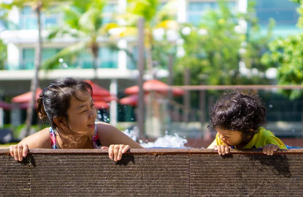 Asiatique Enfant Garçon Apprendre Natation Dans Une Piscine Avec Maman — Photo