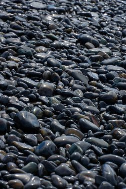 Islak siyah çakıl taşları Adası Koh hin ngam, Tarutao Milli Parkı, Satun, Tayland.