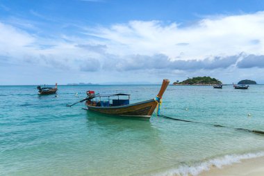 Uzun kuyruklu teknede Sunrise Beach, Koh Lipe Satun, Tayland.