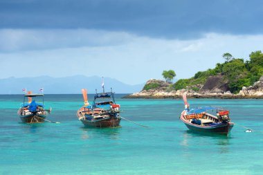 Sunrise Beach, Koh Lipe, Tayland üzerinde birçok uzun kuyruklu tekne.