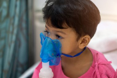 Asyalı çocuklar çocuk 3 yaşında hasta Nebulizatör maskesi vardır..