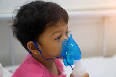 Asyalı çocuklar çocuk 3 yaşında hasta Nebulizatör maskesi vardır..