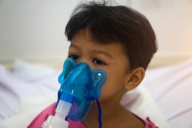 Asyalı çocuklar çocuk 3 yaşında hasta Nebulizatör maskesi vardır..